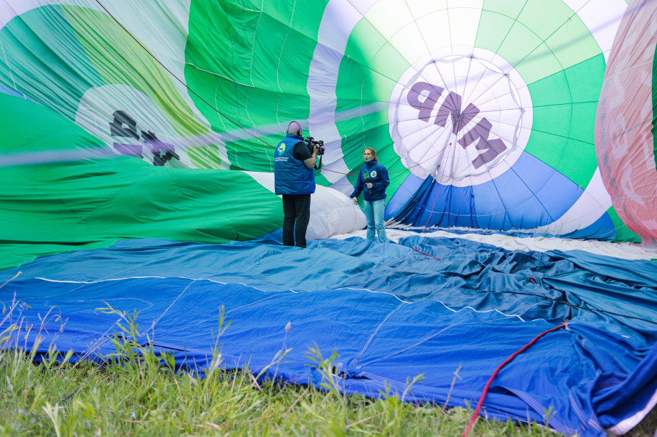 Воздушный шар «МИРа» поднялся в небо в Великих Луках на фестивале воздухоплавания