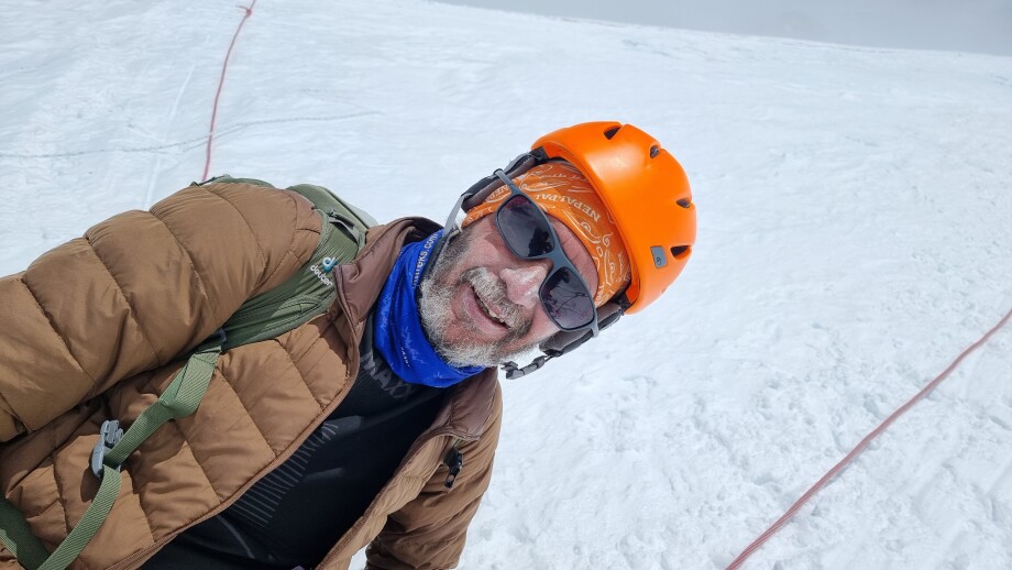 «Любовь к горам начинается с любви к жизни»: как 62-летний таджикистанец покоряет самые высокие точки Земли