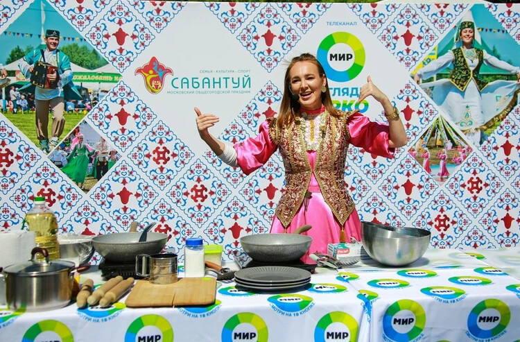 На праздновании Сабантуя в парке «Коломенское» в честь своего 30-летия МТРК «Мир» угощала гостей беляшами. Готовила их ведущая телеканала «МИР24» – Гузель Камаева.