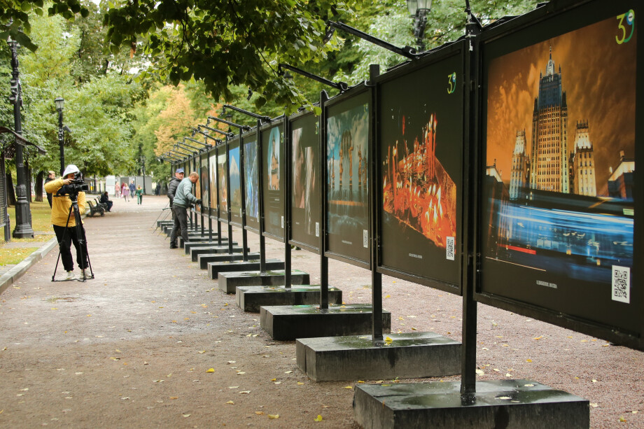 Лучшие кадры в честь 30-летия МТРК «Мир»: в Москве открылась фотовыставка «Мир выглядит ярко»