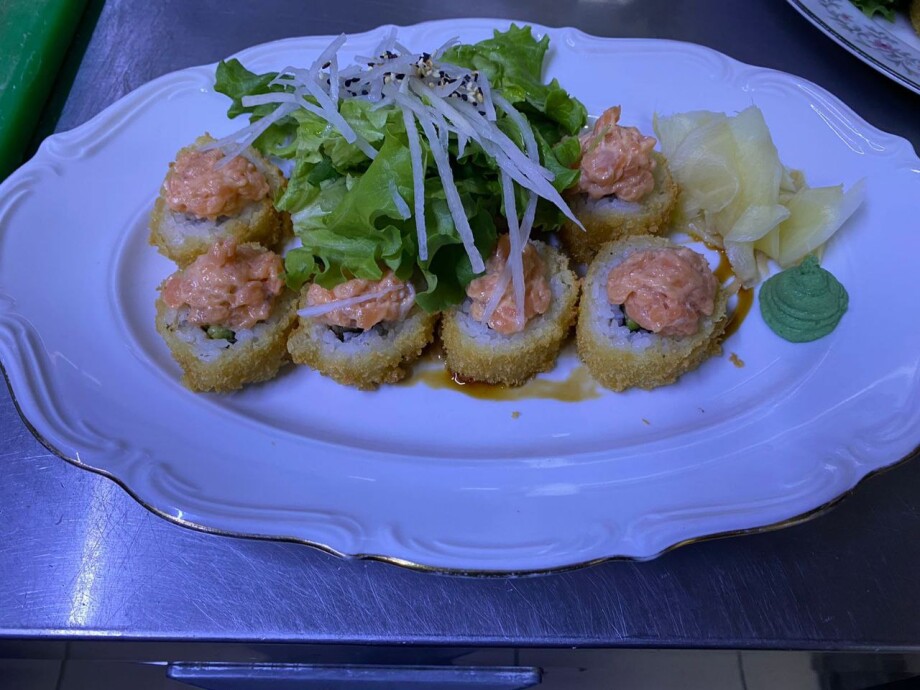 Мясные суши и роллы из салата «Сельдь под шубой»: как готовят японские блюда в Казахстане?
