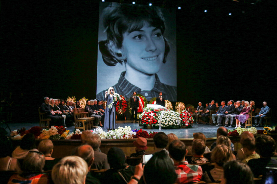 Ирину Мирошниченко похоронили на Троекуровском кладбище