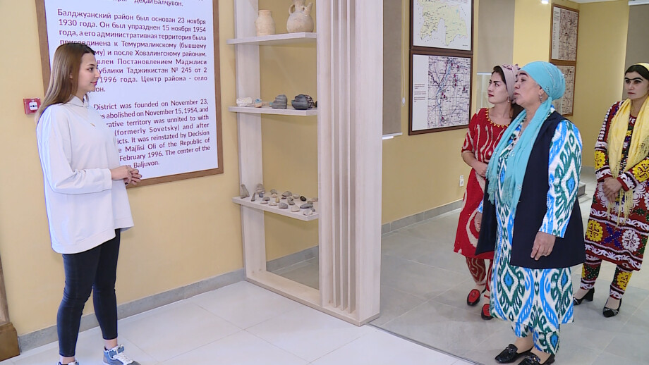 «Последнюю корову и всю зарплату – за ценный артефакт»: как семья из глубинки Таджикистана собрала музей с уникальными экспонатами?