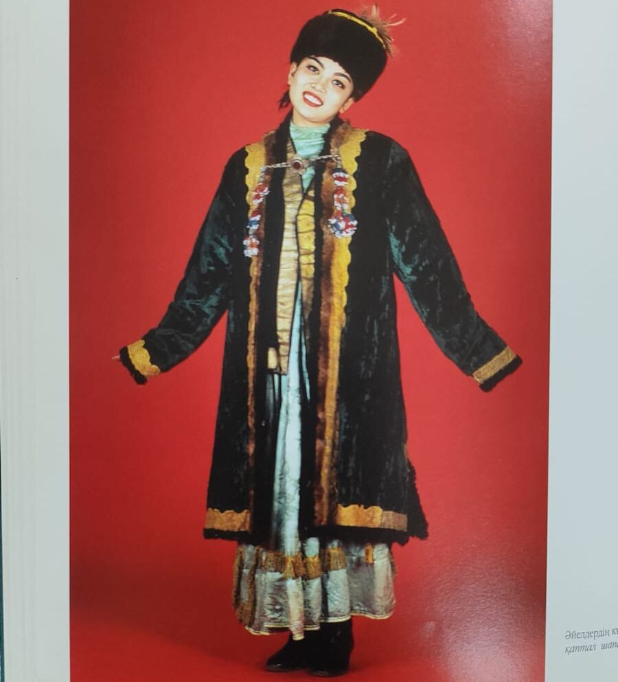 Казахская национальная одежда: во что одевались казахи зимой несколько веков назад?