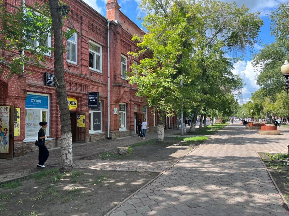 Вековая история на одной улице: кому принадлежали красные дома в центре Петропавловска?