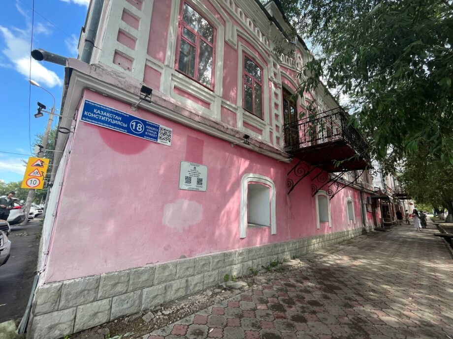 Вековая история на одной улице: кому принадлежали красные дома в центре Петропавловска?