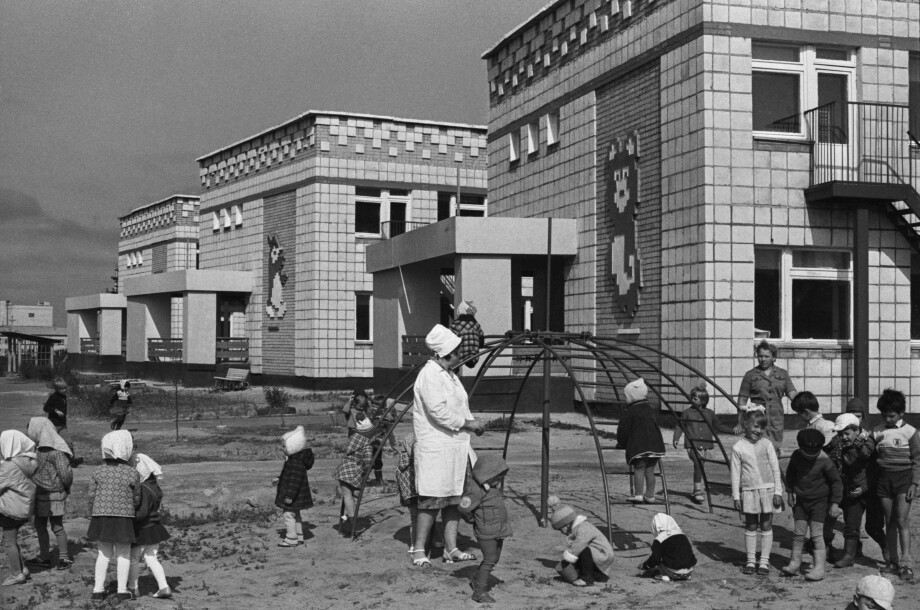 Выносили детей спать на свежий воздух и играли с ними в строителей БАМа: какими были детские сады в СССР?