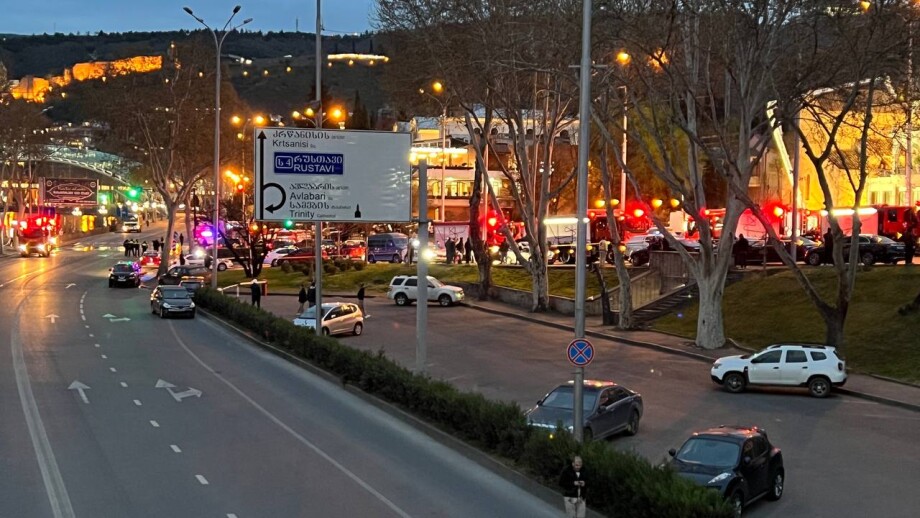 В центре Тбилиси произошел пожар в отеле, людей эвакуировали из здания