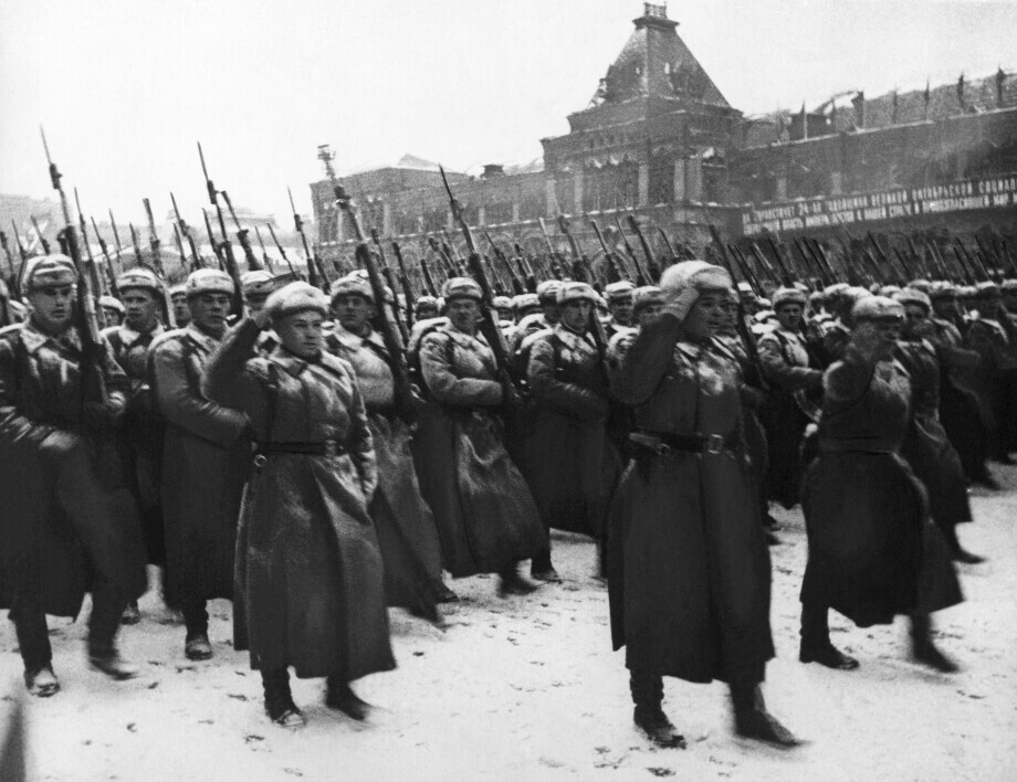 Салют в 70 км от врага: как парад 7 ноября 1941 года вдохновил советский народ на победу?