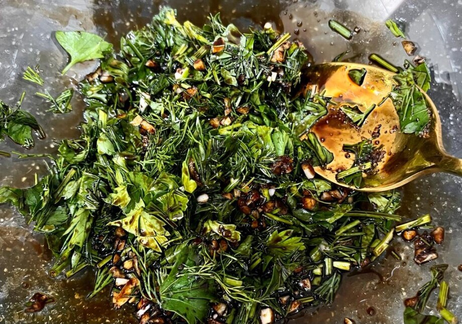 Осеннее удовольствие из Казахстана: рецепт теплого салата с хрустящими баклажанами