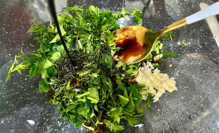 Осеннее удовольствие из Казахстана: рецепт теплого салата с хрустящими баклажанами