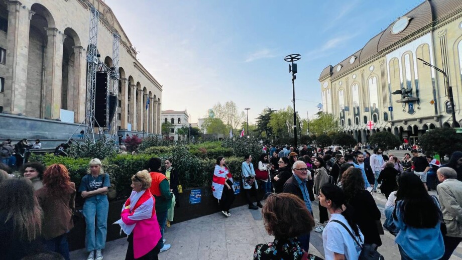 Сотни людей вышли на митинг против закона об иноагентах в Тбилиси