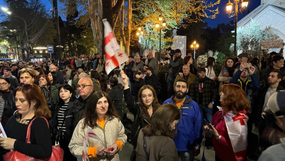Тысячи людей вышли на митинг в Тбилиси против принятия закона об иноагентах