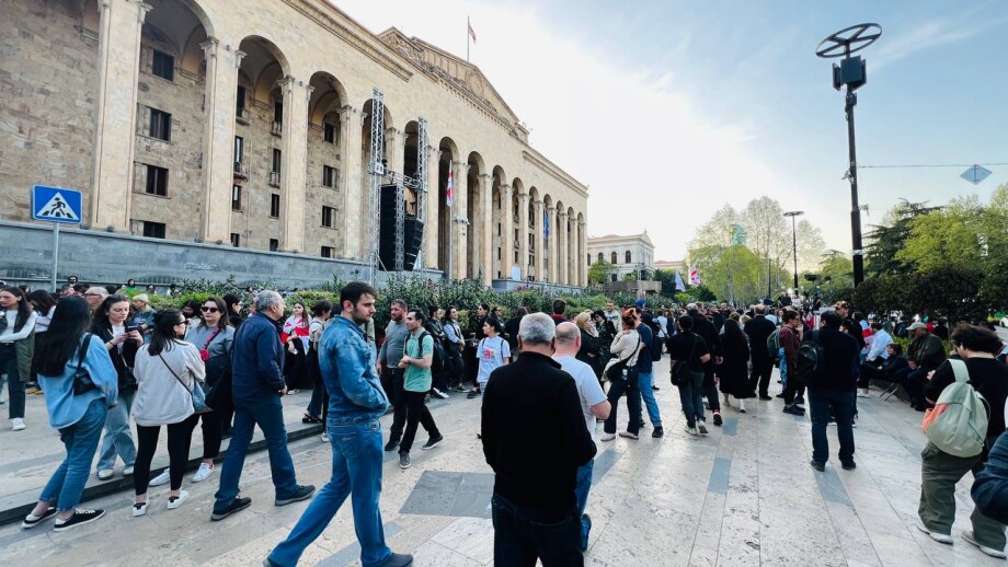Сотни людей вышли на митинг против закона об иноагентах в Тбилиси