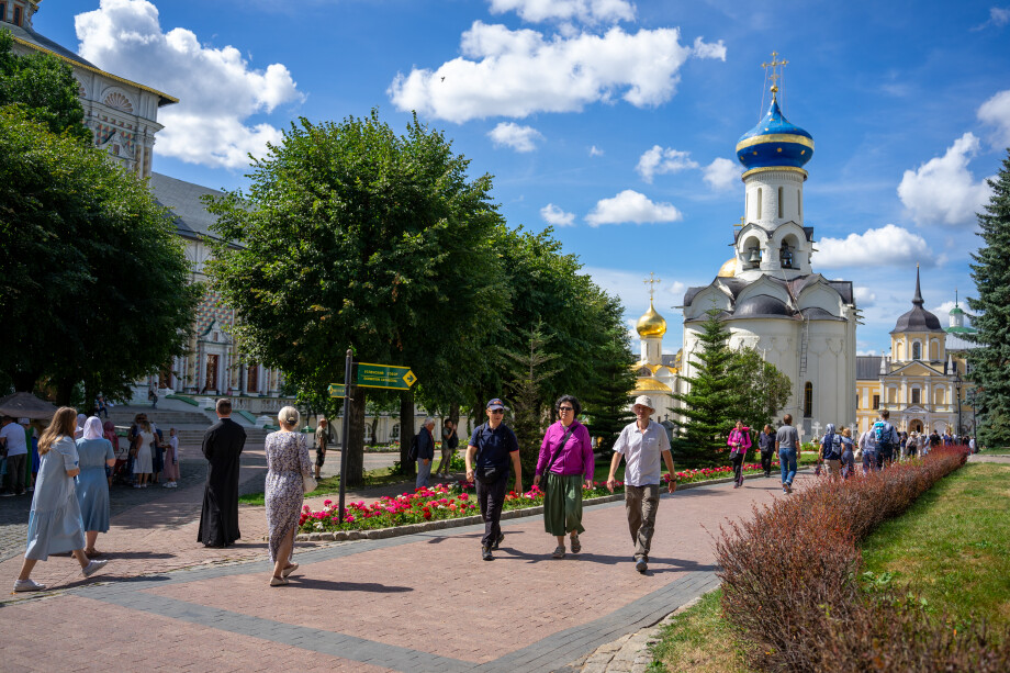 Золотые купола, русская матрешка и пасторальные пейзажи. Пять причин посетить город-памятник Сергиев Посад