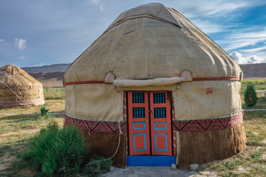 Признак кочевников: как древнее жилище казахов стало иконой мировой моды?