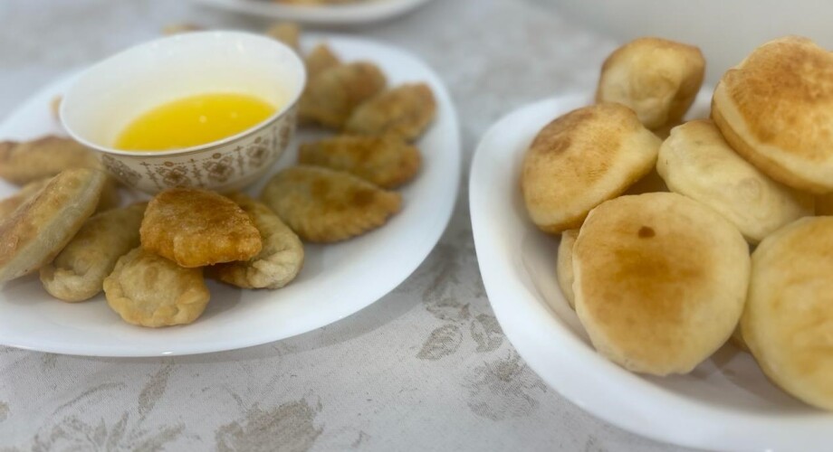Идеальные баурсаки, крохотные чебуречки и хворост: что готовят на Наурыз в Казахстане?
