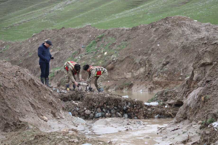 Перелив дамбы вызвал подтопление трех десятков домов в Бишкеке