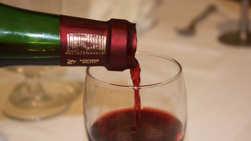 Вкус вина помогает. Бокал вина Армения. Плодово Ягодное вино картинки. Holiday алкоголь.