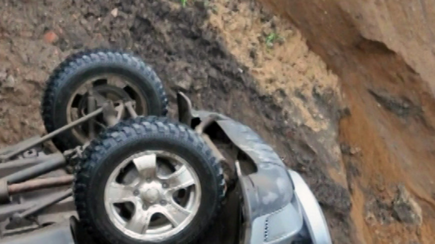 На берегу реки в Тыве нашли автомобиль с двумя мертвыми мужчинами