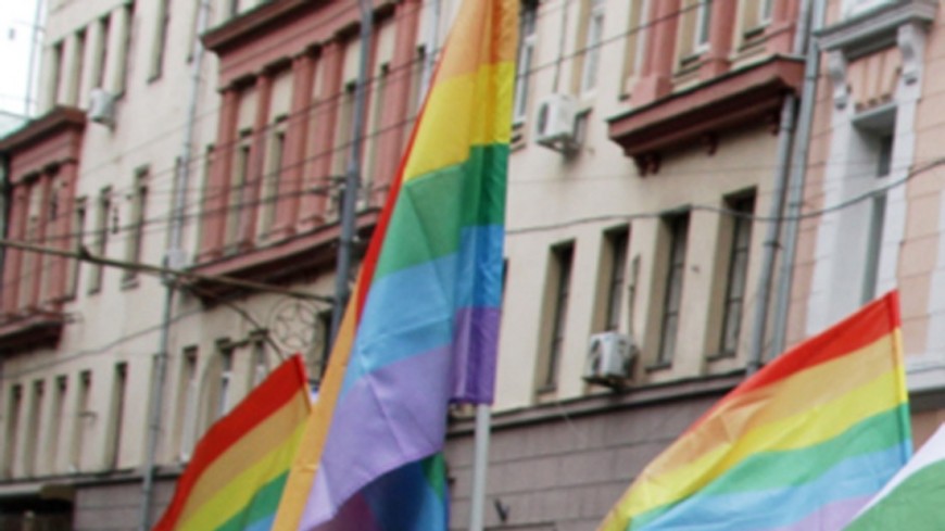 Оргкомитет ЧМ-2018 разрешил геям целоваться и обниматься в России