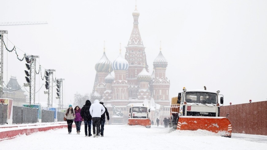 Зима не уходит: на Москву вновь обрушился снегопад