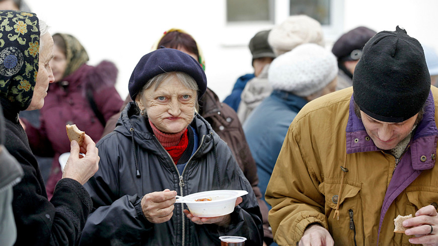 «Мандаринка и тушенка»: петербуржцы собирают для бездомных подарки
