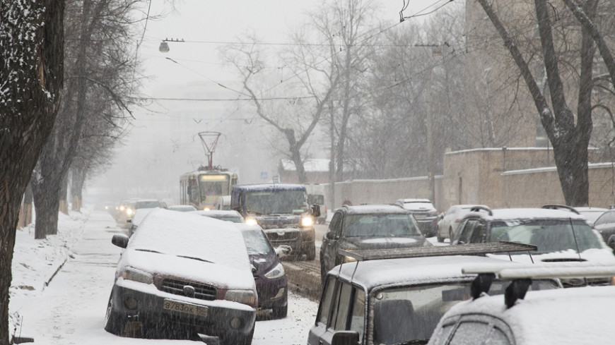 Москва встала в пробках из-за снегопада