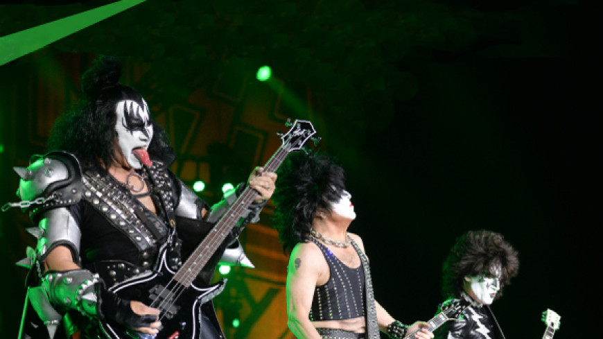Фронтмен группы Kiss решил запатентовать рокерскую «козу»