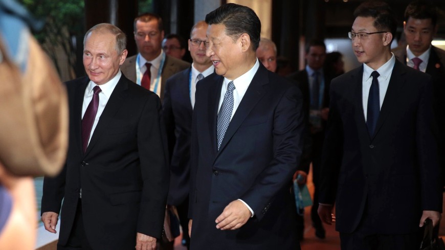 Светильники и письменный стол: Путин и Си Цзиньпин обменялись подарками