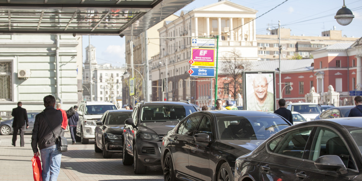 Улицы Москвы 2010 год. Парковки Москвы. Парковка в Москве на майские праздники.