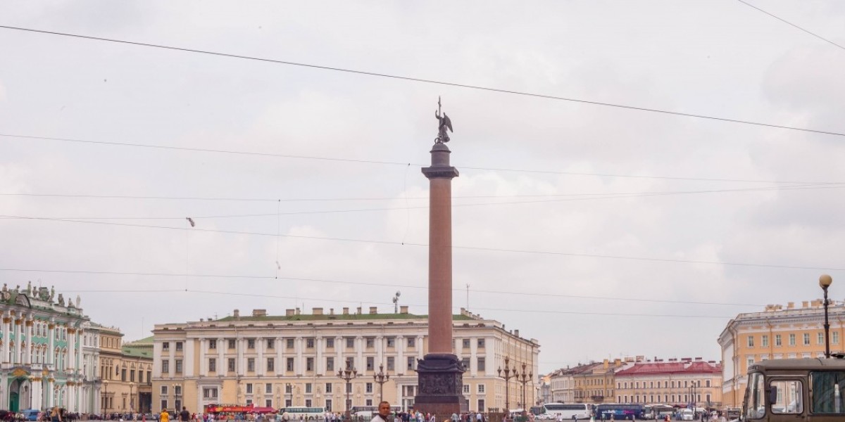 Революции спб. Площадь революции Санкт-Петербург. Питер Революционная площадь. Площадь революционеров Питер. Площадь революции Санкт-Петербург фото.