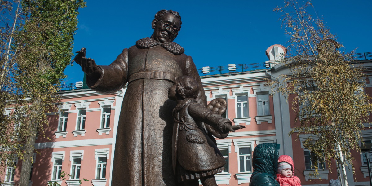 Памятник гнесиной. Памятник Самуилу Маршаку в Москве. Памятник Маршаку в Воронеже. Памятник поэту Маршаку в Воронеже.