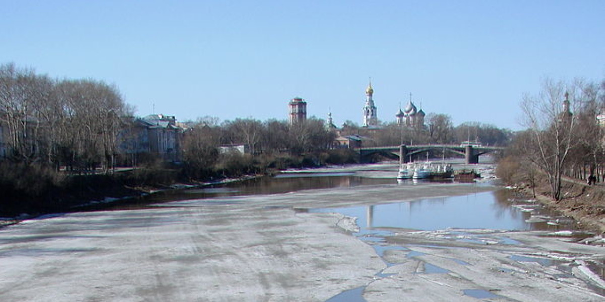 Уровень воды в реке смоленск. Вологда половодье на реке. Река Вологда весной. Река Вологда зимой.