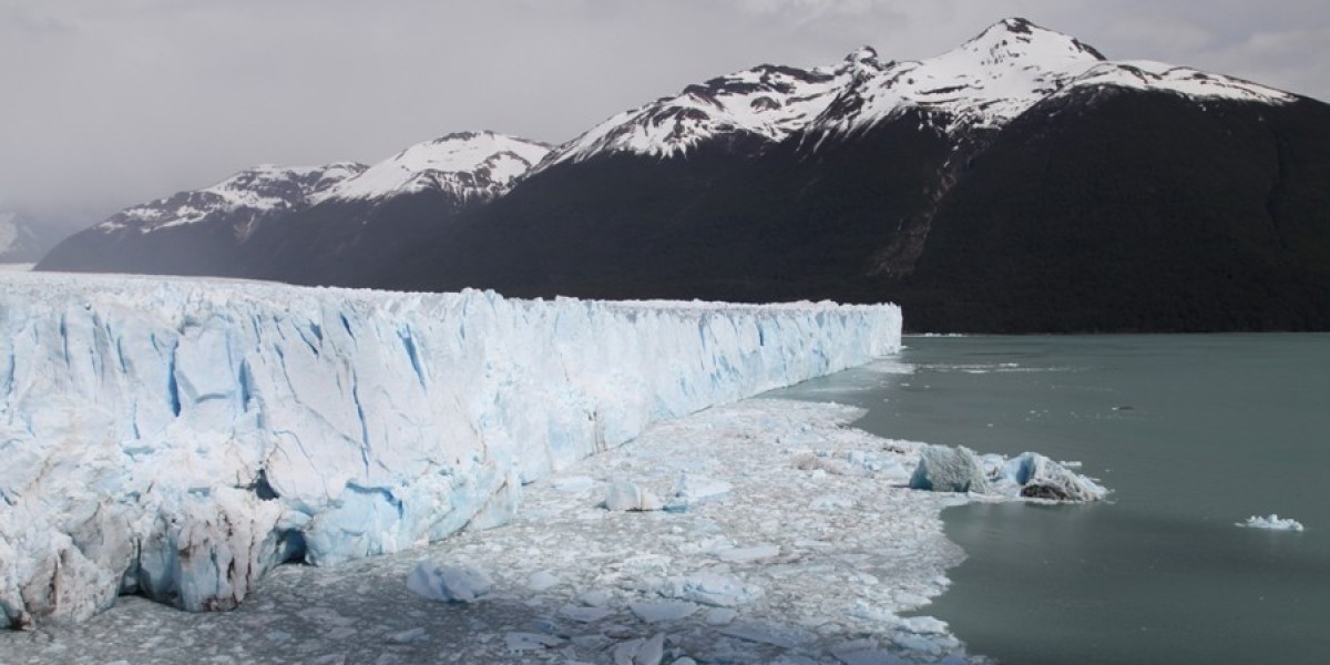 Разрушающиеся айсберги. Ледник под хранение елок. Тающие ледники хранят 1700 Ле. Затерянные в антарктиде