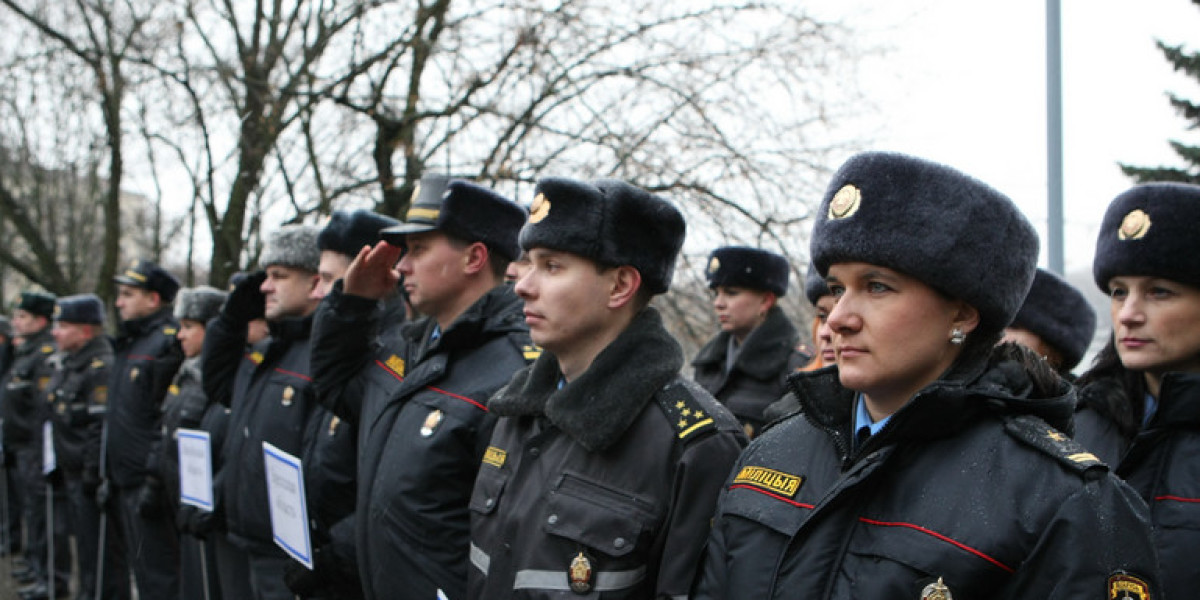 Бел полиция. Белорусская милиция. Полиция Беларуси. Форма полицейского Беларуси. Белорусские полицейские в зимней форме.