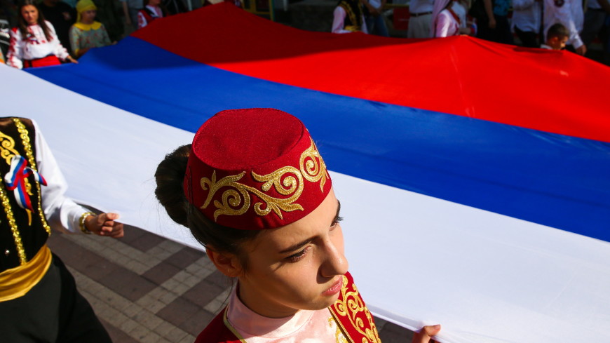 28 метров: в Симферополе развернули гигантский флаг России
