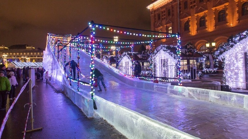 Куда можно сходить погулять в москве зимой. Ледяная горка на площади революции Москва. Горка на Манежной площади.