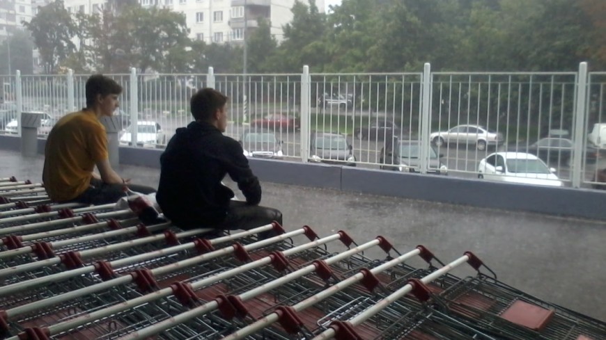 Фото: Елена Андреева &quot;«Мир24»&quot;:http://mir24.tv/, подростки, дождь, торговый центр, дети