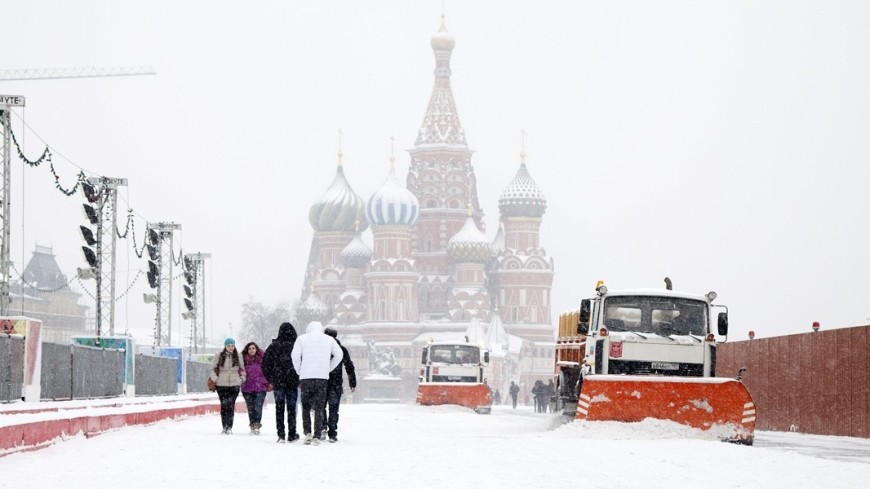 Зима не уходит: на Москву вновь обрушился снегопад