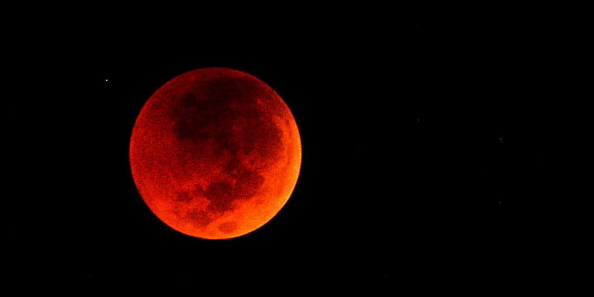 Кровавая луна почему. Красная Луна. Кровавая Луна. Красное лунное затмение. Лунное затмение красная Луна.