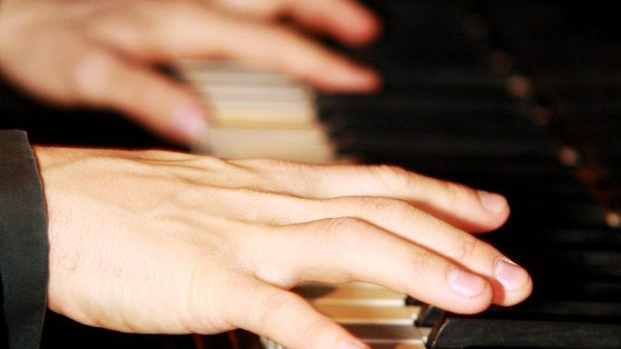 «Музыкальный забег»: российский пианист играл 10 часов в честь тайского короля