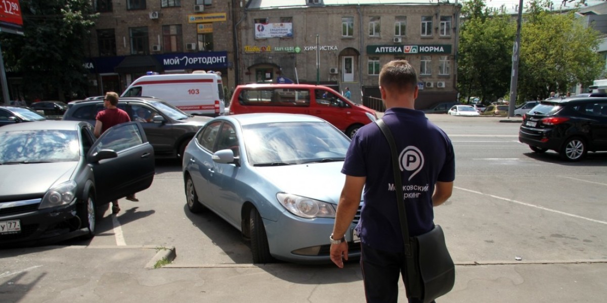 Пеший инспектор. Инспектор в московские парковки. Инспектор с авто на парковке. ЦОДД Пеший инспектор. Штраф за парковку в Москве фото.