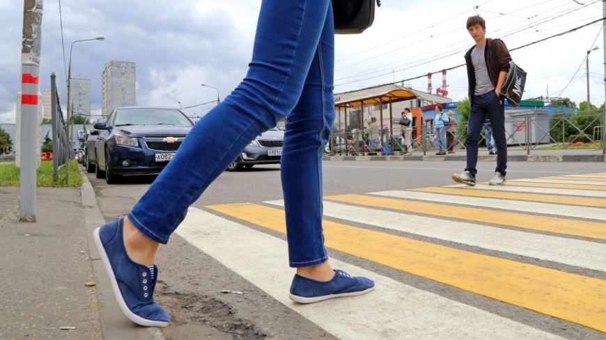 Фото: Максим Кулачков (МТРК «Мир») &quot;«Мир 24»&quot;:http://mir24.tv/, пешеходы, ноги, люди, человек, девушка, кеды, пешеходный переход, пдд, пешеход