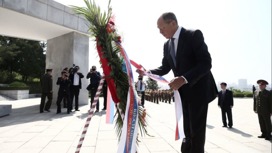 Лавров возложил цветы к памятнику советским воинам в Пхеньяне