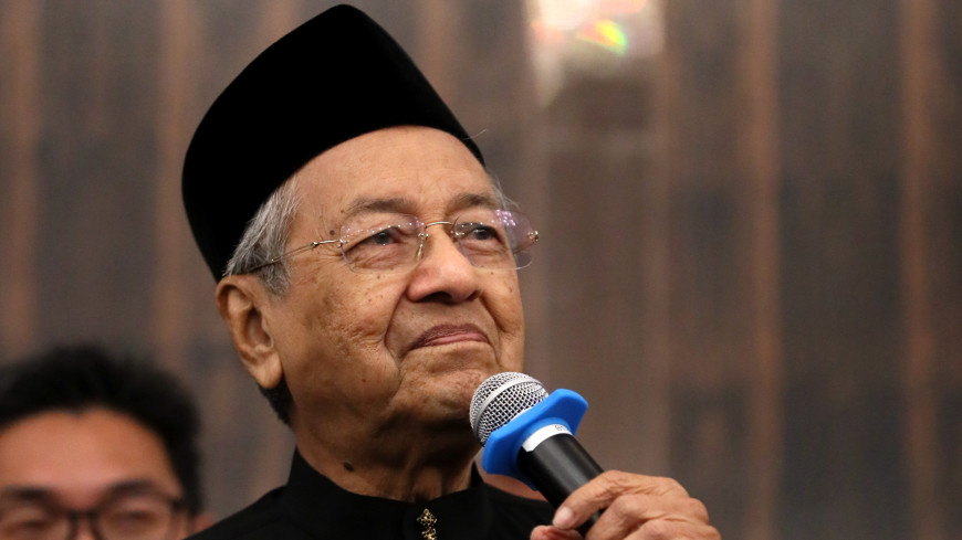 Цветы и продукты: премьер Малайзии сказал, что можно дарить чиновникам