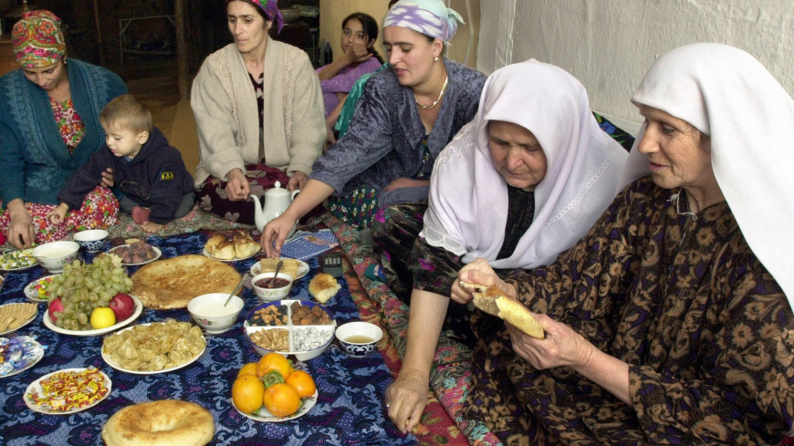 Ураза в таджикистане. Мусульманский стол на праздник. Пост у мусульман. Ураза байрам Таджикистан.