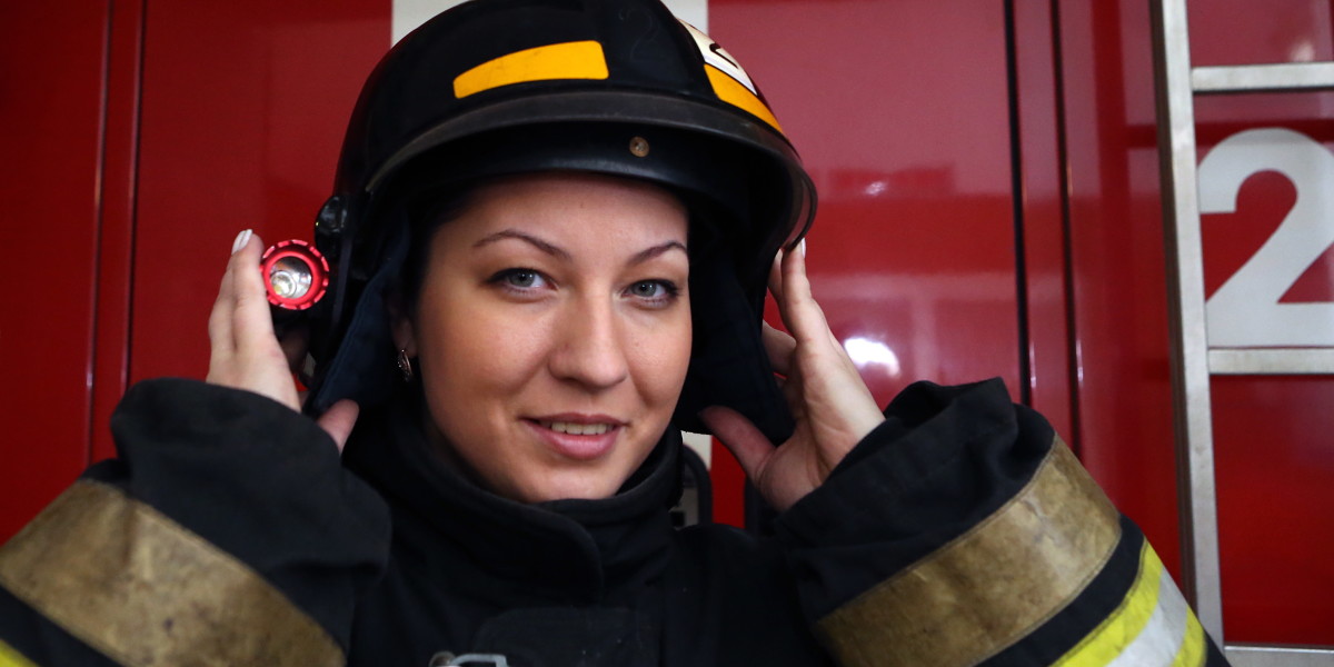 Женщина пожарный
