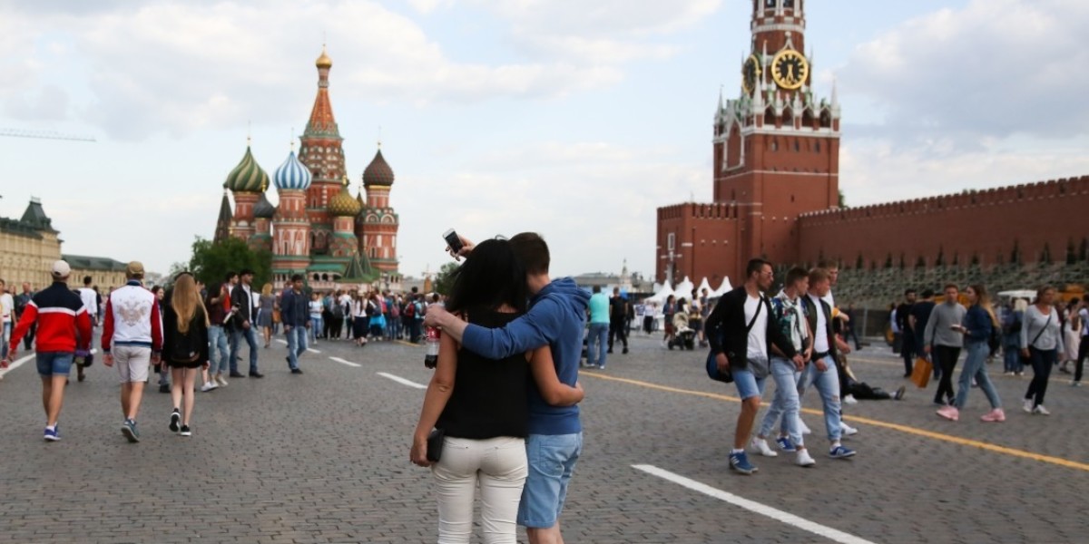 Человек кремль. Кремль и люди вокруг. Московские каникулы в Москве. Столбики на красной площади. Кремль сравнение с человеком.