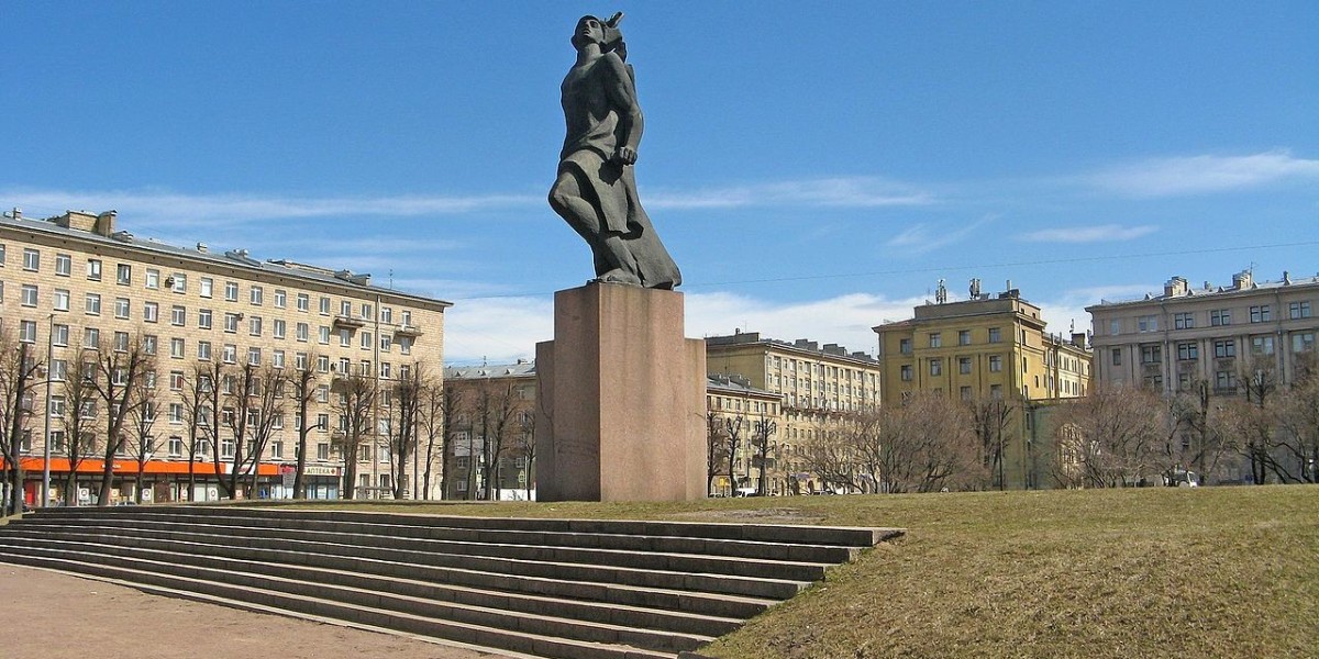 Комсомол петербург. Комсомольский сквер СПБ. Комсомольская площадь Санкт-Петербург. Памятник на Комсомольской площади в Санкт-Петербурге. Комсомольская площадь Питер.